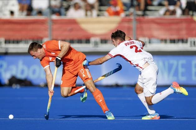 AMSTELVEEN - Jorrit Croon of the Netherlands and Nick Park of England during the match between the Netherlands and England at the Hockey World Cup in the Wagener Stadium. KOEN VAN WEEL ANP xVIxANPxSportx xxANPxIVx 566202750 originalFilename: 566202750.jpg