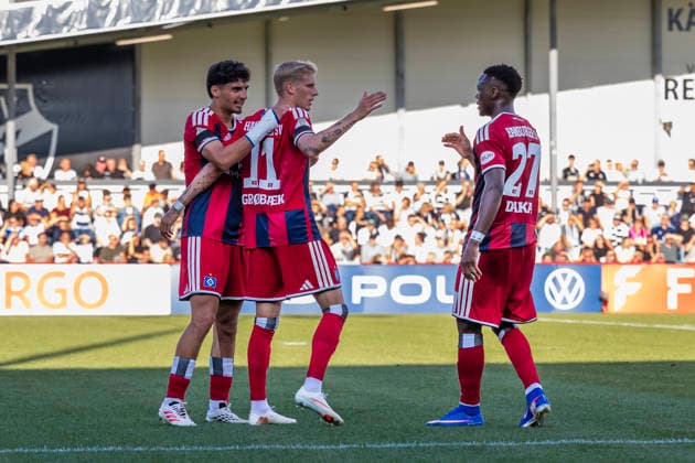 24.08.2026, Fussball, 1. Runde im DFB-Pokal, SC Verl - Hamburger SV. Die Spieler des HSV bejubeln das Tor zum 0:1 durch Albert Gronbaek Grönbaek (Hamburger SV). Verl Sportclub Arena NRW Deutschland xRHR-FOTO DEx *** August 24, 2026, Soccer, 1st Round of the DFB Cup, SC Verl vs. Hamburger SV. The HSV players celebrate Albert Gronbaek Grönbaek’s goal, making the score 0–1. Hamburger SV, Verl Sportclub Arena, NRW, Germany. xRHR PHOTO DEx Copyright: DennisxEwert RHR-FOTOx RHR-FOTO DE