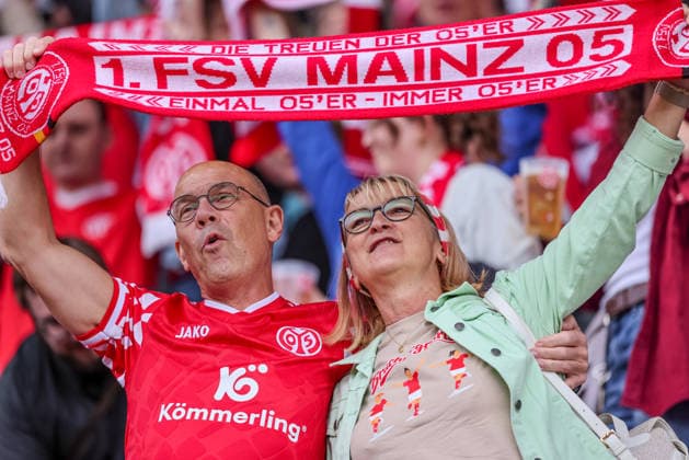 Sport Bilder des Tages GER, Mainz, FSV Mainz 05 vs Werder Bremen, Google Pixel Frauen Bundesliga, Fussball, DFB, Spielzeit 2026 2027, Bruchwegstadion, 1. Spieltag im Bild: Fans Mainz 05 Frauen DFB DFL REGULATIONS PROHIBIT ANY USE OF PHOTOGRAPHS AS IMAGE SEQUENCES AND OR QUASI-VIDEO, 24.08.2026 *** GER, Mainz, FSV Mainz 05 vs. Werder Bremen, Google Pixel Women s Bundesliga, Soccer, DFB, 2026–2027 Season, Bruchwegstadion, Matchday 1 in Pictures: Mainz 05 Women Fans. DFB and DFL regulations prohibit any use of photographs as image sequences and or quasi-video. August 24, 2026 Copyright: HMBxMedia HendrikxHamelau