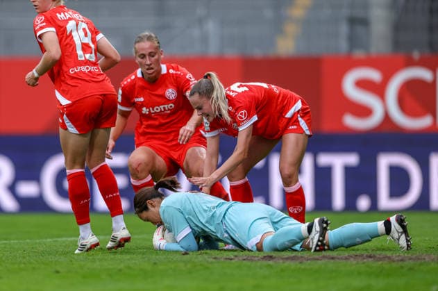 GER, Mainz, FSV Mainz 05 vs Werder Bremen, Google Pixel Frauen Bundesliga, Fussball, DFB, Spielzeit 2026 2027, Bruchwegstadion, 1. Spieltag im Bild: Mamiko Matsumoto (Mainz 05 Frauen 1) hält einen Elfmeter und wird gefeiert, Jubel, Emotionen DFB DFL REGULATIONS PROHIBIT ANY USE OF PHOTOGRAPHS AS IMAGE SEQUENCES AND OR QUASI-VIDEO, 24.08.2026 *** GER, Mainz, FSV Mainz 05 vs. Werder Bremen, Google Pixel Women s Bundesliga, Soccer, DFB, 2026–2027 Season, Bruchwegstadion, Matchday 1 in Pictures: Mamiko Matsumoto of Mainz 05 Women’s Team 1 saves a penalty kick and is celebrated, Jubilation, Emotions. DFB and DFL regulations prohibit any use of photographs as image sequences and or quasi-video. August 24, 2026 Copyright: HMBxMedia HendrikxHamelau