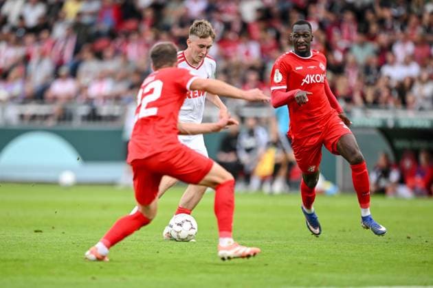 Daniel Haegele (FC Wuerzburger Kickers), Isak Johannesson (1.FC Koeln) und Tarsis Bonga (FC Wuerzburger Kickers) im Zweikampf waehrend des DFB-Pokal 1 Runde Spiels zwichen Wuerzburger Kickers v 1.FC Koeln, AKON ARENA am 24. August 2026 in Wuerzburg, Deutschland. (Foto von Harry Langer DeFodi Images) +++ Daniel Haegele (FC Wuerzburger Kickers), Isak Johannesson (1.FC Koeln) und Tarsis Bonga (FC Wuerzburger Kickers) battle for the ball during the DFB-Pokal 1 Runde match between Wuerzburger Kickers v 1.FC Koeln at AKON ARENA on August 24, 2026 in Wuerzburg, Germany. (Photo by Harry Langer DeFodi Images) (Photo by Harry Langer DeFodi Images) DFB DFL REGULATIONS PROHIBIT ANY USE OF PHOTOGRAPHS AS IMAGE SEQUENCES AND OR QUASI-VIDEO. - *** Daniel Haegele of FC Würzburger Kickers, Isak Johannesson of 1. FC Köln, and Tarsis Bonga of FC Würzburger Kickers in a tackle during the DFB Cup first-round match between Würzburger Kickers and 1. FC Köln, AKON ARENA on August 24, 2026, in Würzburg, Germany. Photo by Harry Langer, DeFodi Images. Daniel Haegele of FC Würzburger Kickers, Isak Johannesson of 1. FC Köln and Tarsis Bonga of FC Würzburger Kickers battle for the ball during the DFB Cup first-round match between FC Würzburger Kickers and 1. FC Köln at AKON ARENA on August 24, 2026 in Würzburg, Germany. Photo by Harry Langer, DeFodi Images. Photo by Harry Langer, DeFodi Images. DFB and DFL regulations prohibit any use of photographs as image sequences and or quasi-video.