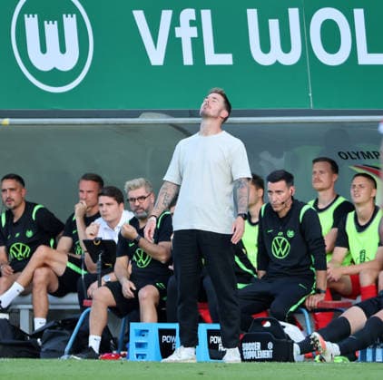 Trainer Tobias Strobel unzufrieden Aktion Oberkörper Fußball Fussball DFB Pokal 1. Runde Saison 2026 2027 24.08.2026 VSG Altglienicke vs. VfL Wolfsburg WOB DFL regulations prohibit any use of photographs as image sequences and or quasi-video *** Coach Tobias Strobel is dissatisfied. Action: Upper body. Sport: Soccer. DFB Cup, 1st Round, 2026–2027 season, August 24, 2026. VSG Altglienicke vs. VfL Wolfsburg (WOB). DFL regulations prohibit any use of photographs as image sequences and or quasi-video.