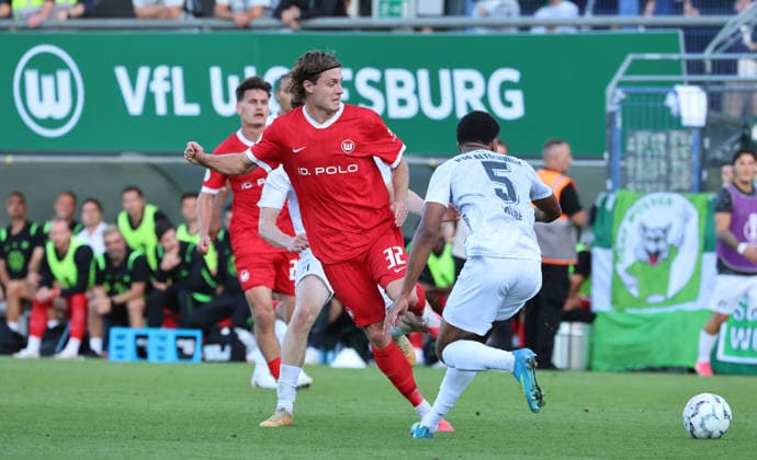Mattias Svanberg, David Kebe Zweikampf Spielszene Aktion Fußball Fussball DFB Pokal 1. Runde Saison 2026 2027 24.08.2026 VSG Altglienicke vs. VfL Wolfsburg WOB DFL regulations prohibit any use of photographs as image sequences and or quasi-video *** Mattias Svanberg, David Kebe, tackle, match scene, action, sports, soccer, DFB Cup, 1st round, 2026–2027 season, August 24, 2026, VSG Altglienicke vs. VfL Wolfsburg (WOB). DFL regulations prohibit any use of photographs as image sequences and or quasi-video.