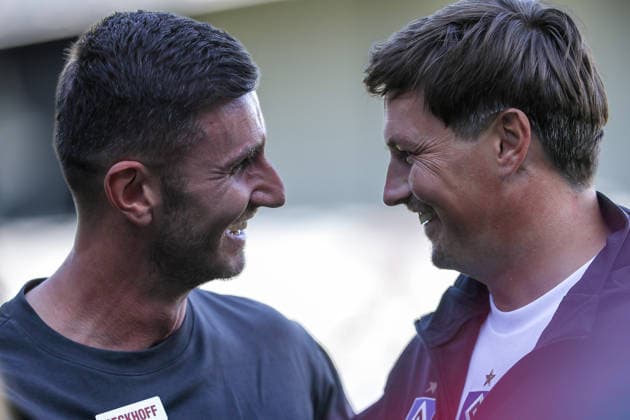 2026.08.24, xkwix, Fußball, DFB-Pokal, SC Verl - Hamburger SV, SPORTCLUB Arena, 1.Runde, Saison 2026 2027: Orest Shala (SC Verl Trainer) und Merlin Polzin (Hamburger SV Trainer) im Gespraech lachend vor dem Spiel DFB regulations prohibit any use of photographs as image sequences and or quasi-video. Photo: xKamilxWilkowskixPressefotoKochx Nordrhein-Westfalen Deutschland *** August 24, 2026, xkwix, soccer, DFB Cup, SC Verl vs. Hamburger SV, SPORTCLUB Arena, Round 1, 2026–2027 season: Orest Shala, SC Verl coach, and Merlin Polzin, Hamburger SV coach, chatting and laughing before the game. DFB regulations prohibit any use of photographs as image sequences and or quasi-video. Photo: xKamilxWilkowskixPressefotoKochx, North Rhine-Westphalia, Germany