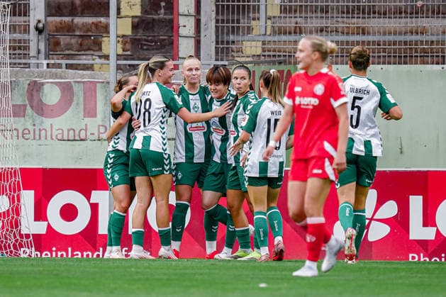 Deutschland: Fussball Saison 2026 2027 , Google Pixel Frauen-Bundesliga , 1. FSV Mainz 05 Frauen vs. SV Werder Bremen Frauen - Bruchwegstadion (Mainz) : Mannschaft und Mei Shimada (SV Werder Bremen Frauen, 8) jubelt zum 0:1 Führungstreffer, Tor, Torjubel, Jubel, Freude, Emotionen Mainz Bruchwegstadion Deutschland Germany *** Germany Soccer Season 2026–2027, Google Pixel Women s Bundesliga, 1 FSV Mainz 05 Women vs. SV Werder Bremen Women at Bruchwegstadion in Mainz—Team and Mei Shimada of SV Werder Bremen Women, 8 celebrating the 0–1 lead, goal, goal celebration, cheering, joy, emotions, Mainz, Bruchwegstadion, Germany Copyright: xBennetxLongx