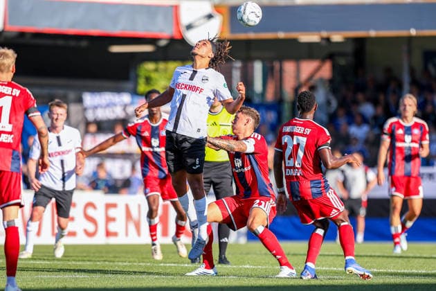 2026.08.24, xkwix, Fußball, DFB-Pokal, SC Verl - Hamburger SV, SPORTCLUB Arena, 1.Runde, Saison 2026 2027: Joshua Eze (SC Verl 6) beim Kopfball im Zweikampf gegen Nicolai Remberg (Hamburger SV 21) DFB regulations prohibit any use of photographs as image sequences and or quasi-video. Photo: xKamilxWilkowskixPressefotoKochx Nordrhein-Westfalen Deutschland *** August 24, 2026, xkwix, Soccer, DFB Cup, SC Verl vs. Hamburger SV, SPORTCLUB Arena, 1st Round, 2026–2027 season: Joshua Eze of SC Verl scores the 6th goal with a header in a one-on-one against Nicolai Remberg of Hamburger SV; final score 21. DFB regulations prohibit any use of photographs as image sequences and or quasi-video. Photo: xKamilxWilkowskixPressefotoKochx, North Rhine-Westphalia, Germany