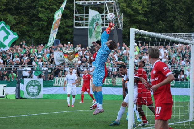 BERLIN, GERMANY - AUGUST 24: Torwart Goal Keeper Luis Zwick (VSG Altglienicke, 1) secures the ball in the duel for the ball with Kento Shiogai (Wolfsburg, 7), during the DFB Cup DFB Pokal match (Round 1) between DFB-Pokal: VSG Altglienicke - VfL Wolfsburg at Stadion auf dem Wurfplatz (Amateurstadion im Olympiapark) on August 24, 2026 in Berlin, Germany. DFL REGULATIONS PROHIBIT ANY USE OF PHOTOGRAPHS AS IMAGE SEQUENCES AND OR QUASI-VIDEO. Berlin Germany Copyright: xO.Frankex