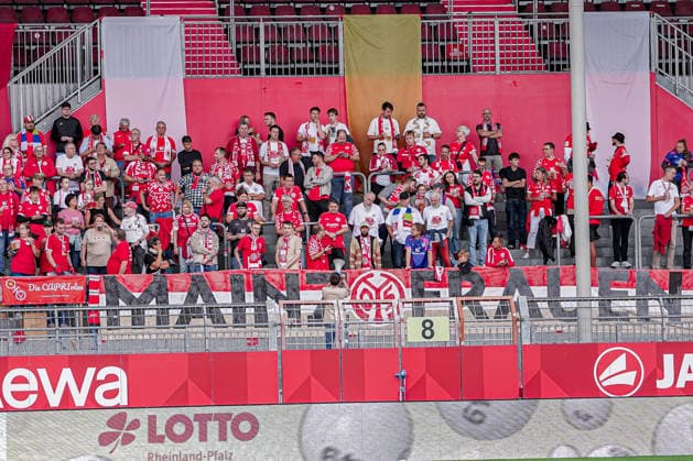 Deutschland: Fussball Saison 2026 2027 , Google Pixel Frauen-Bundesliga , 1. FSV Mainz 05 Frauen vs. SV Werder Bremen Frauen - Bruchwegstadion (Mainz) : Zuschauer, Stadion, Fans, Tribüne Mainz Bruchwegstadion Deutschland Germany *** Germany Soccer Season 2026–2027, Google Pixel Women s Bundesliga, 1 FSV Mainz 05 Women vs. SV Werder Bremen Women at Bruchwegstadion in Mainz—Attendance, Stadium, Fans, Stands at Bruchwegstadion in Mainz, Germany Copyright: xBennetxLongx
