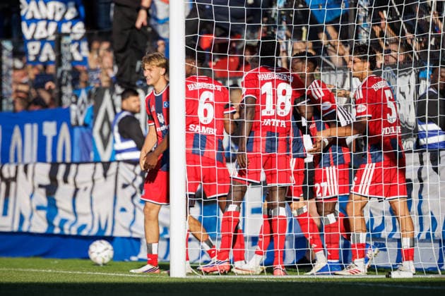 Die Mannschaft von Hamburger SV (L-R) jubelt ueber das Tor zum 0:2 durch Albert Groenbaek (Hamburger SV, 11) GER, SC Verl vs. Hamburger SV, Fussball, DFB-Pokal, 1. Runde, Spielzeit 2026 2027, 24.08.2026 DFL Regulations prohibit any use of photographers as image sequences and or quasi-video. GER, SC Verl vs. Hamburger SV, Fussball, DFB-Pokal, 1. Runde, Spielzeit 2026 2027, 24.08.2026 Verl *** The Hamburger SV L R team celebrates Albert Groenbaek s goal to make it 0–2. Hamburger SV, 11 GER, SC Verl vs. Hamburger SV, soccer, DFB Cup, 1st round, 2026–2027 season, August 24, 2026 DFL regulations prohibit any use of photographs as image sequences and or quasi-video GER, SC Verl vs. Hamburger SV, soccer, DFB Cup, Round 1, 2026–2027 season, August 24, 2026 Verl Copyright: xEibner-Pressefoto JanxRollingerx EP_JSK