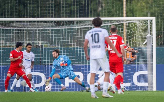 Fußball, Herren, Saison 2026 2027, DFB-Pokal (1. Runde), VSG Altglienicke - VfL Wolfsburg, Parade von Torwart Luis Zwick (VSG Altglienicke), 24.08.2026, *** Soccer, Men s, 2026–2027 Season, DFB Cup First Round, VSG Altglienicke vs. VfL Wolfsburg, Save by VSG Altglienicke Goalkeeper Luis Zwick, August 24, 2026, Copyright: xMatthiasxKochx