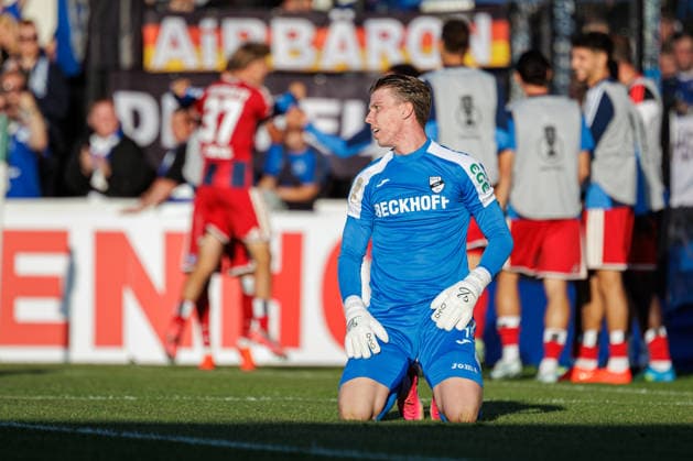Timo Schlieck (SC Verl, 01) zeigt sich enttaeuscht nach dem Gegentor zum 0:3 durch Louis Lemke (Hamburger SV, 37) GER, SC Verl vs. Hamburger SV, Fussball, DFB-Pokal, 1. Runde, Spielzeit 2026 2027, 24.08.2026 DFL Regulations prohibit any use of photographers as image sequences and or quasi-video. GER, SC Verl vs. Hamburger SV, Fussball, DFB-Pokal, 1. Runde, Spielzeit 2026 2027, 24.08.2026 Verl *** Timo Schlieck (SC Verl, 01) looks disappointed after Louis Lemke (Hamburger SV, 37) scores to make it 0–3; SC Verl vs. Hamburger SV, soccer, DFB Cup, 1st round, 2026–2027 season, August 24, 2026 DFL regulations prohibit any use of photographs as image sequences and or quasi-video GER, SC Verl vs. Hamburger SV, Soccer, DFB Cup, 1st Round, 2026–2027 season, August 24, 2026 Verl Copyright: xEibner-Pressefoto JanxRollingerx EP_JSK
