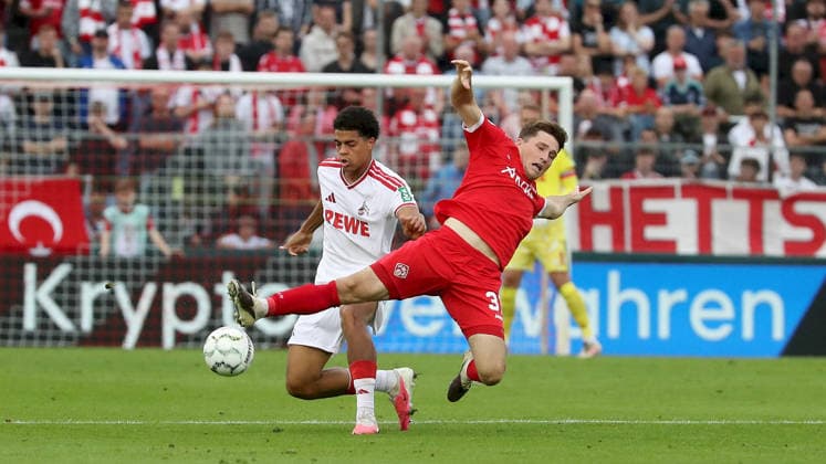 24.08.2026, xfsx, Herren, Fussball, Saison 2026 2027, DFB-Pokal, 1. Hauptrunde: FC Wuerzburger Kickers - 1. FC Koeln v.li.: Jahmai Simpson-Pusey (1. FC Koeln), Tim Kraus (FC Wuerzburger Kickers) Wuerzburg AKON ARENA Bayern Deutschland *** August 24, 2026, xfsx, Men s, Soccer, 2026–2027 Season, DFB Cup, 1st Round: FC Würzburger Kickers 1 – FC Köln (left: Jahmai Simpson Pusey, right: Tim Kraus), FC Würzburger Kickers, Würzburg, AKON ARENA, Bavaria, Germany