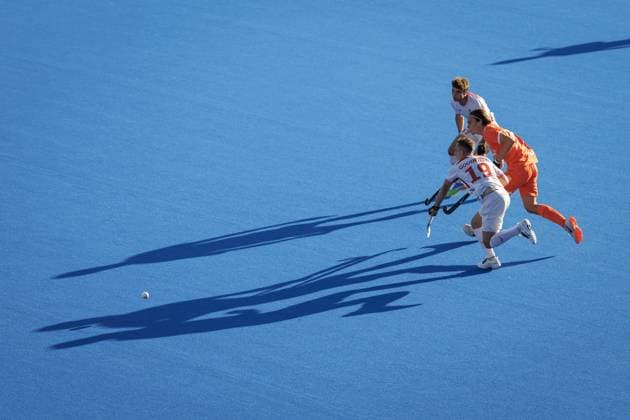 AMSTELVEEN - David Goodfield of England and Floris Middendorp of the Netherlands during the Hockey World Cup match between the Netherlands and England at the Wagener Stadium. KOEN VAN WEEL ANP xVIxANPxSportx xxANPxIVx 566203776 originalFilename: 566203776.jpg