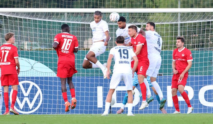 Emeka Oduah, David Kebe, Sven Sonnenberg (alle VSG) verteidigen gegen Jonas Adjetey, Hauke Wahl Zweikampf Spielszene Aktion Fußball Fussball DFB Pokal 1. Runde Saison 2026 2027 24.08.2026 VSG Altglienicke vs. VfL Wolfsburg WOB DFL regulations prohibit any use of photographs as image sequences and or quasi-video *** Emeka Oduah, David Kebe, and Sven Sonnenberg—all from VSG—defend against Jonas Adjetey, Hauke Wahl, tackle, game scene, action, sports, soccer, DFB Cup, 1st round, 2026–2027 season, August 24, 2026, VSG Altglienicke vs. VfL Wolfsburg, WOB. DFL regulations prohibit any use of photographs as image sequences and or quasi-video.