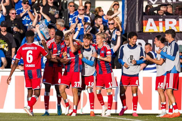 24.08.2026, Fussball, 1. Runde im DFB-Pokal, SC Verl - Hamburger SV. Die Spieler des HSV bejubeln das Tor zum 0:3 durch Louis Lemke (Hamburger SV). Verl Sportclub Arena NRW Deutschland xRHR-FOTO DEx *** August 24, 2026, Soccer, 1st Round of the DFB Cup, SC Verl vs. Hamburger SV. HSV players celebrate Louis Lemke s goal, making the score 0–3. Hamburger SV, Verl Sportclub Arena, NRW, Germany. xRHR PHOTO DEx Copyright: DennisxEwert RHR-FOTOx RHR-FOTO DE