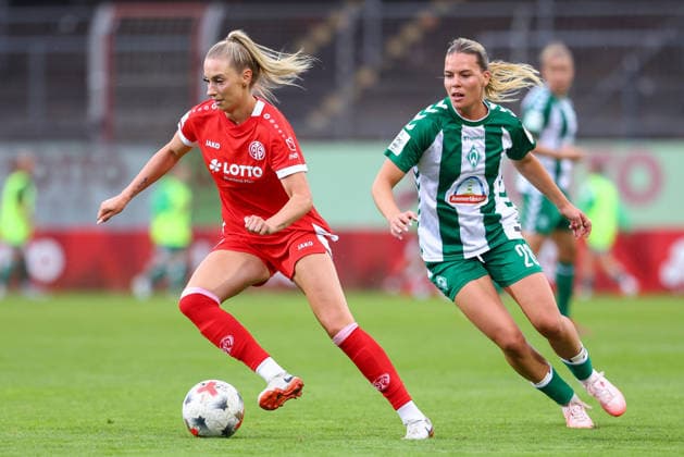 v.li.: Chiara Bouziane (1. FSV Mainz 05, 10) und Juliane Wirtz (SV Werder Bremen, 28) im Zweikampf, Duell, Dynamik, Aktion, Action, Spielszene, DIE DFB-RICHTLINIEN UNTERSAGEN JEGLICHE NUTZUNG VON FOTOS ALS SEQUENZBILDER UND ODER VIDEOÄHNLICHE FOTOSTRECKEN. DFB REGULATIONS PROHIBIT ANY USE OF PHOTOGRAPHS AS IMAGE SEQUENCES AND OR QUASI-VIDEO., 24.08.2026, Mainz (Deutschland), Fussball, Google Pixel Frauen-Bundesliga, 1. FSV Mainz 05 - SV Werder Bremen *** From left: Chiara Bouziane (1, FSV Mainz 05), 10, and Juliane Wirtz (SV Werder Bremen, 28) in a one-on-one, duel, dynamic moment, action, game scene, DFB REGULATIONS PROHIBIT ANY USE OF PHOTOGRAPHS AS SEQUENCE IMAGES AND OR VIDEO-LIKE PHOTO SERIES DFB REGULATIONS PROHIBIT ANY USE OF PHOTOGRAPHS AS IMAGE SEQU, August 24, 2026, Mainz, Germany, soccer, Google Pixel Women’s Bundesliga, 1 FSV Mainz 05 vs. SV Werder Bremen xobx