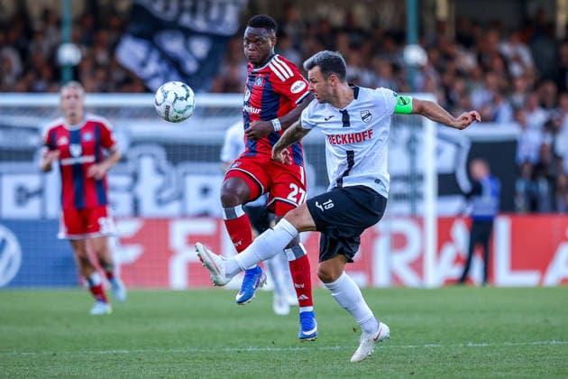 2026.08.24, xkwix, Fußball, DFB-Pokal, SC Verl - Hamburger SV, SPORTCLUB Arena, 1.Runde, Saison 2026 2027: Niko Kijewski (SC Verl 19) im Zweikampf gegen Patson Daka (Hamburger SV 27) DFB regulations prohibit any use of photographs as image sequences and or quasi-video. Photo: xKamilxWilkowskixPressefotoKochx Nordrhein-Westfalen Deutschland *** August 24, 2026, xkwix, Soccer, DFB Cup, SC Verl vs. Hamburger SV, SPORTCLUB Arena, Round 1, 2026–2027 Season: Niko Kijewski of SC Verl 19 in a tackle against Patson Daka of Hamburger SV 27. DFB regulations prohibit any use of photographs as image sequences and or quasi-video. Photo: xKamilxWilkowskixPressefotoKochx, North Rhine-Westphalia, Germany