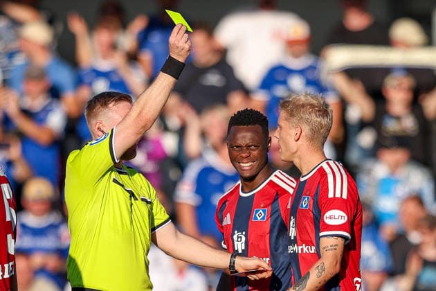 2026.08.24, xkwix, Fußball, DFB-Pokal, SC Verl - Hamburger SV, SPORTCLUB Arena, 1.Runde, Saison 2026 2027: Schiedsrichter Lars Erbst gibt Gelbe Karte nach Torjubel nach 0:2 durch Albert Groenbaek (Hamburger SV 11) DFB regulations prohibit any use of photographs as image sequences and or quasi-video. Photo: xKamilxWilkowskixPressefotoKochx Nordrhein-Westfalen Deutschland *** August 24, 2026, xkwix, Soccer, DFB Cup, SC Verl vs. Hamburger SV, SPORTCLUB Arena, Round 1, 2026–2027 Season: Referee Lars Erbst issues a yellow card following goal celebration after Albert Groenbaek scores to make it 0–2 for Hamburger SV 11. DFB regulations prohibit any use of photographs as image sequences and or quasi-video. Photo: xKamilxWilkowskixPressefotoKochx North Rhine-WestGermany