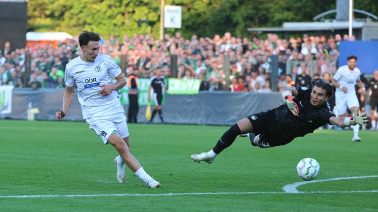 Jonas Saliger erzielt das Tor zum 2:1 gegen Torwart Jakub Zielinski Zweikampf Spielszene Aktion Fußball Fussball DFB Pokal 1. Runde Saison 2026 2027 24.08.2026 VSG Altglienicke vs. VfL Wolfsburg WOB DFL regulations prohibit any use of photographs as image sequences and or quasi-video *** Jonas Saliger scores the goal to make it 2–1 against goalkeeper Jakub Zielinski. One-on-one, game highlight, action, sports, soccer, DFB Cup, 1st round, 2026–2027 season, August 24, 2026, VSG Altglienicke vs. VfL Wolfsburg, WOB DFL regulations prohibit any use of photographs as image sequences and or quasi-video