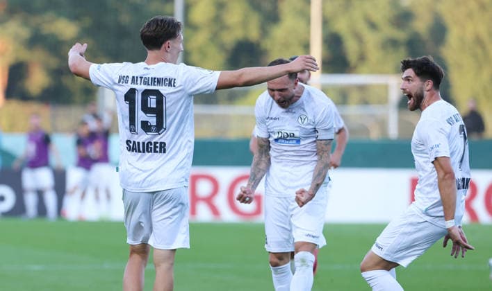 Jonas Saliger jubelt nach Tor zum 2:1 Freude Emotion Jubel Fußball Fussball DFB Pokal 1. Runde Saison 2026 2027 24.08.2026 VSG Altglienicke vs. VfL Wolfsburg WOB DFL regulations prohibit any use of photographs as image sequences and or quasi-video *** Jonas Saliger celebrates after scoring the 2-1 goal: Joy, Emotion, Celebration, Sports, Soccer, DFB Cup, First Round, 2026-2027 Season, August 24, 2026, VSG Altglienicke vs. VfL Wolfsburg, WOB. DFL regulations prohibit any use of photographs as image sequences and or quasi-video