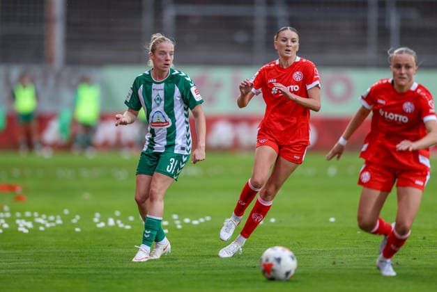 GER, Mainz, FSV Mainz 05 vs Werder Bremen, Google Pixel Frauen Bundesliga, Fussball, DFB, Spielzeit 2026 2027, Bruchwegstadion, 1. Spieltag im Bild v.l.: Elena Dhont (SV Werder Bremen Frauen 31), Gentiana Fetaj (Mainz 05 Frauen 7) DFB DFL REGULATIONS PROHIBIT ANY USE OF PHOTOGRAPHS AS IMAGE SEQUENCES AND OR QUASI-VIDEO, 24.08.2026 *** GER, Mainz, FSV Mainz 05 vs. Werder Bremen, Google Pixel Women s Bundesliga, Soccer, DFB, 2026–2027 Season, Bruchwegstadion, Matchday 1 in pictures: from left, Elena Dhont, SV Werder Bremen Women, 31, Gentiana Fetaj, Mainz 05 Women, 7. DFB and DFL regulations prohibit any use of photographs as image sequences and or quasi-video. August 24, 2026 Copyright: HMBxMedia HendrikxHamelau