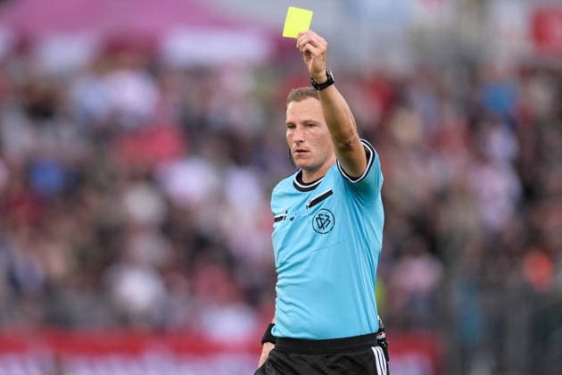 Fußball, DFB-Pokal, 20260824, FC Würzburger Kickers - 1. FC Köln. Im Bild Schiedsrichter Martin PETERSEN zeigt deutet Zeigefinger, gelbe Karte. Würzburg AKON-Arena Bayern Deutschland *** Soccer, DFB Cup, 20260824, FC Würzburger Kickers vs. 1. FC Köln. Pictured: Referee Martin PETERSEN points with his index finger, showing a yellow card. Würzburg AKON Arena, Bavaria, Germany Copyright: Passion2Press MarkusxFischerx