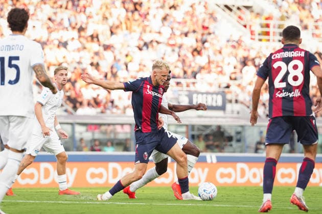 Bologna™s Jens Odgaard fights for the ball with Lazio™s Fisayo Dele Bashiru during the Serie A soccer match between Bologna and Lazio at the Renato Dall™Ara Stadium in Bologna, north Italy - Monday, August 24, 2026 -  Copyright: xMassimoxPaolone LaPressex