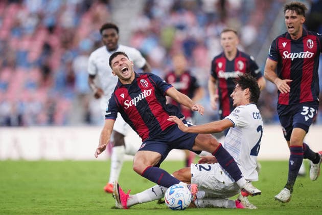 Sport Bilder des Tages Bologna™s Nicolo Cambiaghi fights for the ball with Lazio™s Matteo Cancellieri during the Serie A soccer match between Bologna and Lazio at the Renato Dall™Ara Stadium in Bologna, north Italy - Monday, August 24, 2026 -  Copyright: xMassimoxPaolone LaPressex