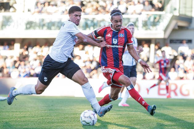 (L-R) Raphael Araoye (SC Verl, 02) im Zweikampf mit Yussuf Poulsen (Hamburger SV, 15) GER, SC Verl vs. Hamburger SV, Fussball, DFB-Pokal, 1. Runde, Spielzeit 2026 2027, 24.08.2026 DFL Regulations prohibit any use of photographers as image sequences and or quasi-video. GER, SC Verl vs. Hamburger SV, Fussball, DFB-Pokal, 1. Runde, Spielzeit 2026 2027, 24.08.2026 Verl *** L R Raphael Araoye (SC Verl), No. 02, in a tackle with Yussuf Poulsen (Hamburger SV), No. 15, GER, SC Verl vs. Hamburger SV, Soccer, DFB Cup, 1st Round, 2026–2027 Season, August 24, 2026 DFL regulations prohibit any use of photographs as image sequences and or quasi-video GER, SC Verl vs. Hamburger SV, Soccer, DFB Cup, Round 1, 2026–2027 season, August 24, 2026 Verl Copyright: xEibner-Pressefoto JanxRollingerx EP_JSK