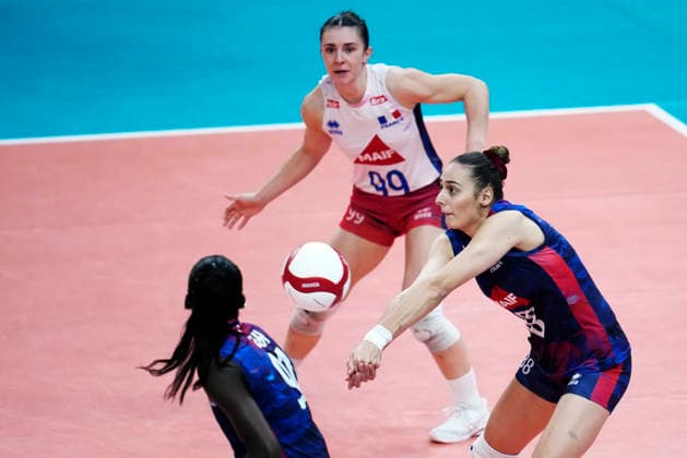 GÖTEBORG, SVERIGE 20260824 Frankrikes Juliette Gelin och AmÃ lie Rotar under mandagens match i grupp D mellan Montenegro och Frankrike under damernas volleyboll-EM i Scandinavium. GÖTEBORG SVERIGE x9200x *** GOTHENBURG, SWEDEN 20260824 France s Juliette Gelin and Amélie Rotar during Monday s Group D match between Montenegro and France at the Women s European Volleyball Championship at Scandinavium in Gothenburg, Sweden x9200x  Copyright: xBjörnxLarssonxRosvall TTx VOLLEYBOLL-EM MONTENEGRO - FRANKRIKE