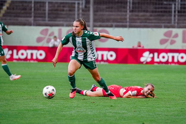 Deutschland: Fussball Saison 2026 2027 , Google Pixel Frauen-Bundesliga , 1. FSV Mainz 05 Frauen vs. SV Werder Bremen Frauen - Bruchwegstadion (Mainz) : Lilli Purtscheller (SV Werder Bremen Frauen, 7) am Ball, im Ballbesitz und Kara Bathmann (1. FSV Mainz 05 Frauen, 4) verletzt am Boden, Verletzung Mainz Bruchwegstadion Deutschland Germany *** Germany Soccer Season 2026–2027, Google Pixel Women s Bundesliga, 1 FSV Mainz 05 Women vs. SV Werder Bremen Women, Bruchwegstadion, Mainz; Lilli Purtscheller, SV Werder Bremen Women; 7 on the ball, in possession; and Kara Bathmann, 1 FSV Mainz 05 Women; 4 injured on the ground, injury, Mainz, Bruchwegstadion, Germany Copyright: xBennetxLongx