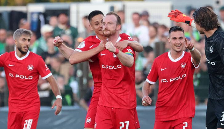 Maximilian Arnold jubelt nach Tor zum 2:2 Ausgleich Freude Emotion Jubel Fußball Fussball DFB Pokal 1. Runde Saison 2026 2027 24.08.2026 VSG Altglienicke vs. VfL Wolfsburg WOB DFL regulations prohibit any use of photographs as image sequences and or quasi-video *** Maximilian Arnold celebrates after scoring the 2–2 equalizer; Joy, Emotion, Celebration, Sports, Soccer, DFB Cup, 1st Round, 2026–2027 Season, August 24, 2026, VSG Altglienicke vs. VfL Wolfsburg, WOB. DFL regulations prohibit any use of photographs as image sequences and or quasi-video
