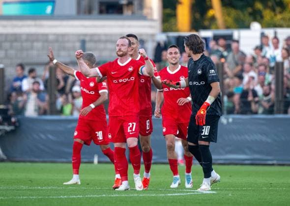 Fußball, Herren, Saison 2026 2027, DFB-Pokal (1. Runde), VSG Altglienicke - VfL Wolfsburg, v. l. Maximilian Arnold (Wolfsburg), Torwart Jakub Zielinski (Wolfsburg), Jubel nach Tor zum 2:2, 24.08.2026, *** Soccer, Men s, 2026–2027 Season, DFB Cup First Round, VSG Altglienicke vs. VfL Wolfsburg, from left: Maximilian Arnold (Wolfsburg), goalkeeper Jakub Zielinski (Wolfsburg), celebration after the goal that tied the score at 2–2, August 24, 2026, Copyright: xMatthiasxKochx