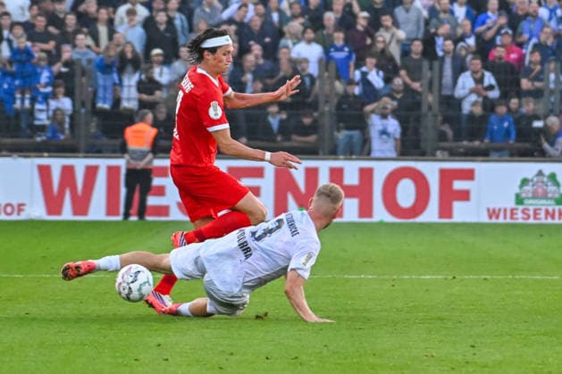24.08.2026, xlakx, Fussball DFB Pokal 1.Runde, VSG Altglienicke - VfL Wolfsburg v.l. Fabian Reese (VfL Wolfsburg, 11) Lennart Czyborra (VSG Altglienicke, 3) Zweikampf, Duell, Kampf, tackle (DFL DFB REGULATIONS PROHIBIT ANY USE OF PHOTOGRAPHS as IMAGE SEQUENCES and or QUASI-VIDEO) Berlin *** August 24, 2026, xlakx, Soccer DFB Cup 1st Round, VSG Altglienicke vs. VfL Wolfsburg: Fabian Reese (VfL Wolfsburg), 11 Lennart Czyborra (VSG Altglienicke), 3 Tackle, duel, battle, tackle. DFL and DFB regulations prohibit any use of photographs as image sequences and or quasi-video. Berlin
