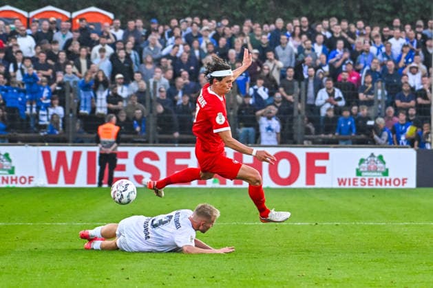 24.08.2026, xlakx, Fussball DFB Pokal 1.Runde, VSG Altglienicke - VfL Wolfsburg v.l. Lennart Czyborra (VSG Altglienicke, 3) Fabian Reese (VfL Wolfsburg, 11) Zweikampf, Duell, Kampf, tackle (DFL DFB REGULATIONS PROHIBIT ANY USE OF PHOTOGRAPHS as IMAGE SEQUENCES and or QUASI-VIDEO) Berlin *** August 24, 2026, xlakx, Soccer DFB Cup 1st Round, VSG Altglienicke vs. VfL Wolfsburg: Lennart Czyborra (VSG Altglienicke), 3 Fabian Reese (VfL Wolfsburg), 11 Tackle, duel, battle, tackle. DFL and DFB regulations prohibit any use of photographs as image sequences and or quasi-video. Berlin