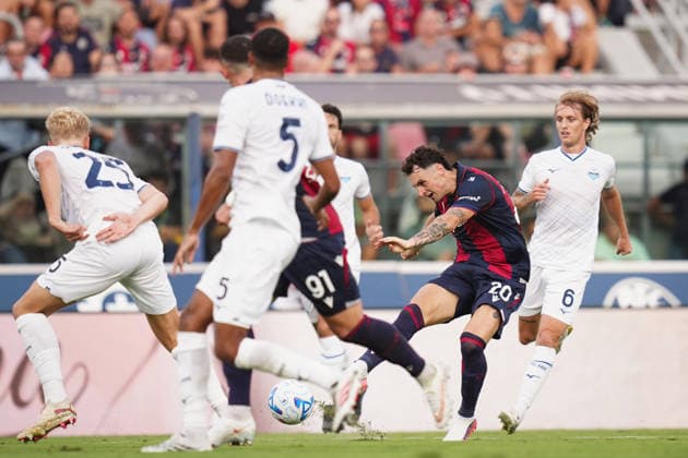 Bologna™s Nadir Zortea fights for the ball with Lazio™s Oliver Provstgaard during the Serie A soccer match between Bologna and Lazio at the Renato Dall™Ara Stadium in Bologna, north Italy - Monday, August 24, 2026 -  Copyright: xMassimoxPaolone LaPressex