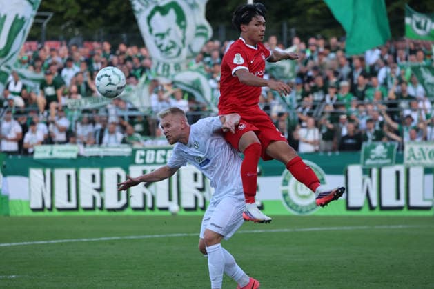 BERLIN, GERMANY - AUGUST 24: Kento Shiogai (Wolfsburg, 7) in the duel for the ball with Lennart Czyborra (VSG Altglienicke, 3), during the DFB Cup DFB Pokal match (Round 1) between DFB-Pokal: VSG Altglienicke - VfL Wolfsburg at Stadion auf dem Wurfplatz (Amateurstadion im Olympiapark) on August 24, 2026 in Berlin, Germany. DFL REGULATIONS PROHIBIT ANY USE OF PHOTOGRAPHS AS IMAGE SEQUENCES AND OR QUASI-VIDEO. Berlin Germany Copyright: xO.Frankex