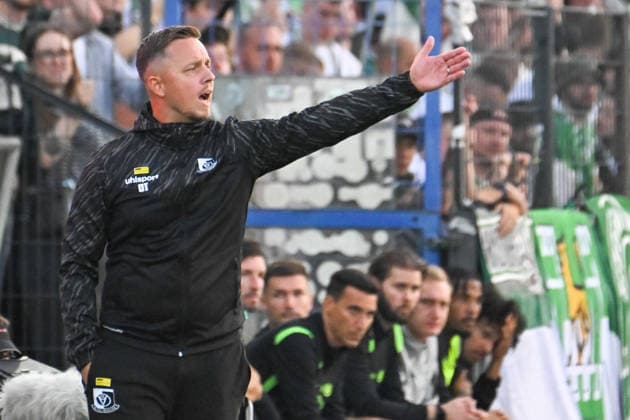 24.08.2026, xlakx, Fussball DFB Pokal 1.Runde, VSG Altglienicke - VfL Wolfsburg v.l. Dan Twardzik (VSG Altglienicke, Trainer) gibt Anweisungen, gestikuliert mit den Armen, gesticulate, gives instructions (DFL DFB REGULATIONS PROHIBIT ANY USE OF PHOTOGRAPHS as IMAGE SEQUENCES and or QUASI-VIDEO) Berlin *** August 24, 2026, xlakx, Soccer DFB Cup First Round, VSG Altglienicke vs. VfL Wolfsburg, Dan Twardzik (VSG Altglienicke), Coach gives instructions, gesturing with his arms, gesticulate, gives instructions DFL DFB REGULATIONS PROHIBIT ANY USE OF PHOTOGRAPHS as IMAGE SEQUENCES and or QUASI-VIDEO Berlin