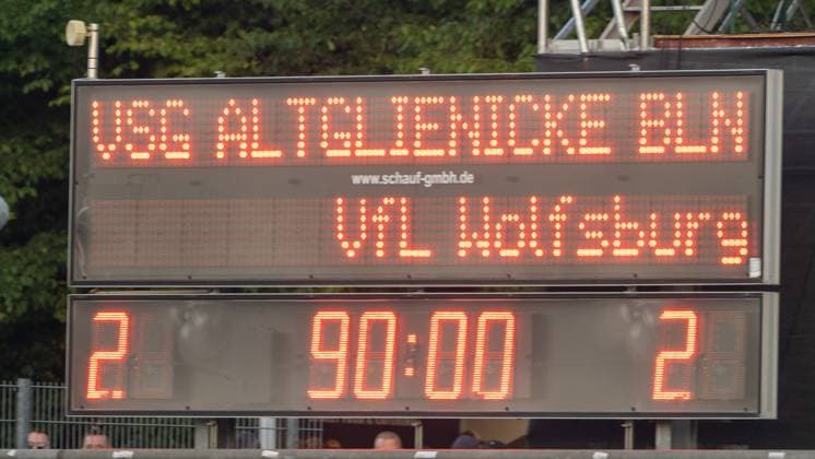 Fußball, Herren, Saison 2026 2027, DFB-Pokal (1. Runde), VSG Altglienicke - VfL Wolfsburg, Anzeigetafel mit 2:2-Zwischenstand nach 90 Minuten, das Spiel ging in die Verlängerung, 24.08.2026, *** Soccer, Men s, 2026–2027 Season, DFB Cup First Round, VSG Altglienicke vs. VfL Wolfsburg, scoreboard showing a 2–2 tie after 90 minutes; the game went into overtime, August 24, 2026, Copyright: xMatthiasxKochx