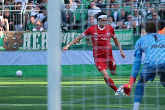 BERLIN, GERMANY - AUGUST 24: Fabian Reese (Wolfsburg, 11) shoots at the goal against Torwart Goal Keeper Luis Zwick (VSG Altglienicke, 1), during the DFB Cup DFB Pokal match (Round 1) between DFB-Pokal: VSG Altglienicke - VfL Wolfsburg at Stadion auf dem Wurfplatz (Amateurstadion im Olympiapark) on August 24, 2026 in Berlin, Germany. DFL REGULATIONS PROHIBIT ANY USE OF PHOTOGRAPHS AS IMAGE SEQUENCES AND OR QUASI-VIDEO. Berlin Germany Copyright: xO.Frankex