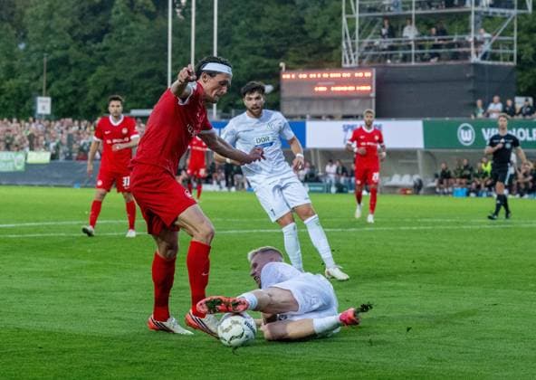 Fußball, Herren, Saison 2026 2027, DFB-Pokal (1. Runde), VSG Altglienicke - VfL Wolfsburg, v. l. Fabian Reese (Wolfsburg), Lennart Czyborra (VSG Altglienicke), 24.08.2026, *** Soccer, Men s, 2026–2027 Season, DFB Cup First Round, VSG Altglienicke vs. VfL Wolfsburg, from left: Fabian Reese (Wolfsburg), Lennart Czyborra (VSG Altglienicke), August 24, 2026, Copyright: xMatthiasxKochx