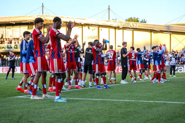 2026.08.24, xkwix, Fußball, DFB-Pokal, SC Verl - Hamburger SV, SPORTCLUB Arena, 1.Runde, Saison 2026 2027: Die Gastmannschaft aus Hamburg feiert ausgelassen den Sieg nach Abpfiff DFB regulations prohibit any use of photographs as image sequences and or quasi-video. Photo: xKamilxWilkowskixPressefotoKochx Nordrhein-Westfalen Deutschland *** August 24, 2026, xkwix, Soccer, DFB Cup, SC Verl vs. Hamburger SV, SPORTCLUB Arena, Round 1, 2026–2027 season. The visiting team from Hamburg celebrates their victory exuberantly after the final whistle. DFB regulations prohibit any use of photographs as image sequences and or quasi-video. Photo: xKamilxWilkowskixPressefotoKochx, North Rhine-Westphalia, Germany