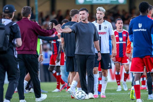2026.08.24, xkwix, Fußball, DFB-Pokal, SC Verl - Hamburger SV, SPORTCLUB Arena, 1.Runde, Saison 2026 2027: Orest Shala (SC Verl Trainer) klatscht nach Abpfiff ab DFB regulations prohibit any use of photographs as image sequences and or quasi-video. Photo: xKamilxWilkowskixPressefotoKochx Nordrhein-Westfalen Deutschland *** August 24, 2026, xkwix, Soccer, DFB Cup, SC Verl vs. Hamburger SV, SPORTCLUB Arena, Round 1, 2026–2027 season: Orest Shala, SC Verl coach, high-fives after the final whistle. DFB regulations prohibit any use of photographs as image sequences and or quasi-video. Photo: xKamilxWilkowskixPressefotoKochx, North Rhine-Westphalia, Germany