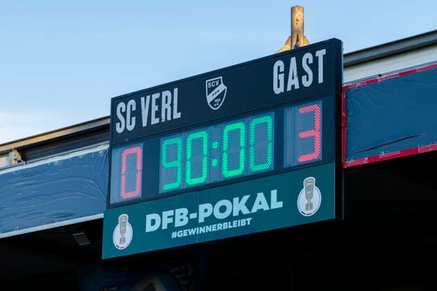 Sport Bilder des Tages 24.08.2026, Fussball, 1. Runde im DFB-Pokal, SC Verl - Hamburger SV. Anzeigetafel mit dem Endstand von 0:3 für den HSV. Verl Sportclub Arena NRW Deutschland xRHR-FOTO DEx *** August 24, 2026, Soccer, 1st Round of the DFB Cup, SC Verl vs. Hamburger SV; scoreboard showing the final score of 0–3 in favor of HSV; Verl Sportclub Arena, NRW, Germany; xRHR PHOTO DEx Copyright: DennisxEwert RHR-FOTOx RHR-FOTO DE
