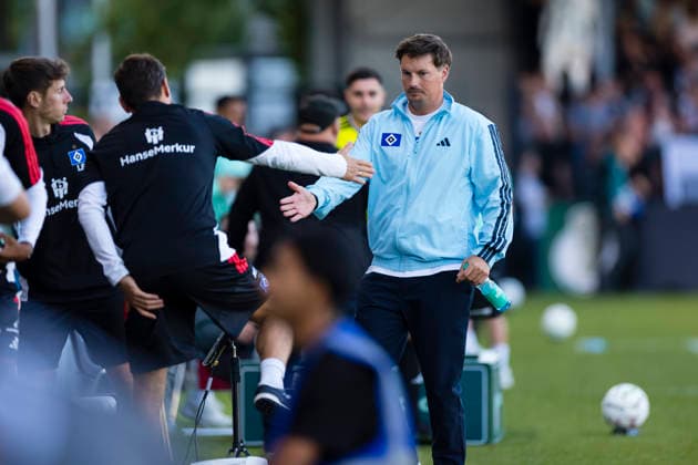 24.08.2026, Fussball, 1. Runde im DFB-Pokal, SC Verl - Hamburger SV. Trainer Merlin Polzin (Hamburger SV) ist zufrieden und klatscht mit seinem Team ab. Verl Sportclub Arena NRW Deutschland xRHR-FOTO DEx *** August 24, 2026, Soccer, 1st Round of the DFB Cup, SC Verl vs. Hamburger SV Coach Merlin Polzin of Hamburger SV is pleased and high-fives his team Verl Sportclub Arena, NRW, Germany xRHR PHOTO DEx Copyright: DennisxEwert RHR-FOTOx RHR-FOTO DE