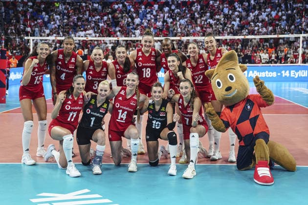 Turkiye v Hungary - CEV EuroVolley 2026 ISTANBUL, TURKIYE - AUGUST 24: Players of Turkiye pose for a team photo after winning the CEV EuroVolley 2026 Women Group A match between Turkiye and Hungary at Sinan Erdem Sports Hall, on August 24, 2026 in Istanbul, Turkiye. Agit Erdi Ulukaya Anadolu Istanbul Turkey. Editorial use only. Please get in touch for any other usage.  Copyright: x2026xAnadoluxAgitxErdixUlukayax