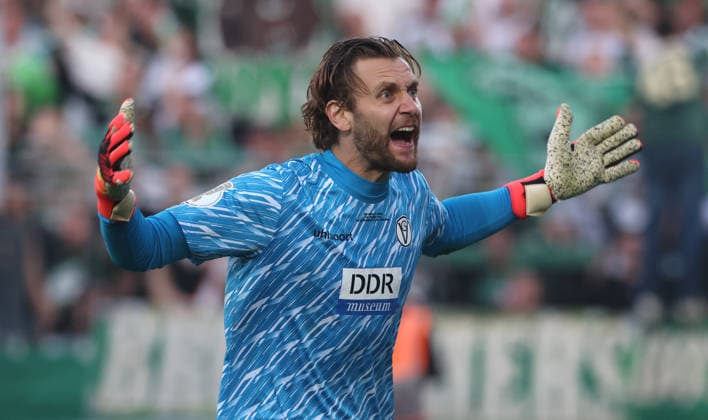 Erik Tallig jubelt nach Parade Freude Emotion Jubel Fußball Fussball DFB Pokal 1. Runde Saison 2026 2027 24.08.2026 VSG Altglienicke vs. VfL Wolfsburg WOB DFL regulations prohibit any use of photographs as image sequences and or quasi-video *** Erik Tallig celebrates after a save: Joy, Emotion, Celebration, Sports, Soccer, DFB Cup, 1st Round, 2026–2027 Season, August 24, 2026, VSG Altglienicke vs. VfL Wolfsburg, WOB. DFL regulations prohibit any use of photographs as image sequences and or quasi video