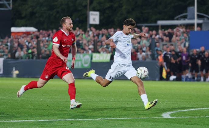 Maximilian Arnold, Ibrahimi erzielt das Tor zum 3:2 Zweikampf Spielszene Aktion Fußball Fussball DFB Pokal 1. Runde Saison 2026 2027 24.08.2026 VSG Altglienicke vs. VfL Wolfsburg WOB DFL regulations prohibit any use of photographs as image sequences and or quasi-video *** Maximilian Arnold, Ibrahimi scores the goal to make it 3–2. Tackle, game play, action, sports, soccer, DFB Cup, 1st round, 2026–2027 season, August 24, 2026, VSG Altglienicke vs. VfL Wolfsburg (WOB). DFL regulations prohibit any use of photographs as image sequences and or quasi-video
