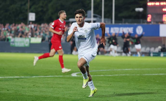 Mehmet Ibrahimi jubelt nach Tor zum 3:2 Freude Emotion Jubel Zweikampf Spielszene Aktion Fußball Fussball DFB Pokal 1. Runde Saison 2026 2027 24.08.2026 VSG Altglienicke vs. VfL Wolfsburg WOB DFL regulations prohibit any use of photographs as image sequences and or quasi-video *** Mehmet Ibrahimi celebrates after scoring the 3-2 goal; joy, emotion, celebration, tackle, game action, sports, soccer, DFB Cup, 1st Round, 2026-2027 season, August 24, 2026, VSG Altglienicke vs. VfL Wolfsburg WOB DFL regulations prohibit any use of photographs as image sequences and or quasi-video