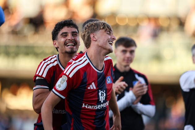 2026.08.24, xkwix, Fußball, DFB-Pokal, SC Verl - Hamburger SV, SPORTCLUB Arena, 1.Runde, Saison 2026 2027: Louis Lemke (Hamburger SV 37) jubelt nach Abpfiff ausgelassen vor den Fans DFB regulations prohibit any use of photographs as image sequences and or quasi-video. Photo: xKamilxWilkowskixPressefotoKochx Nordrhein-Westfalen Deutschland *** August 24, 2026, xkwix, Soccer, DFB Cup, SC Verl vs. Hamburger SV, SPORTCLUB Arena, Round 1, 2026–2027 season: Louis Lemke of Hamburger SV 37 celebrates exuberantly in front of the fans after the final whistle. DFB regulations prohibit any use of photographs as image sequences and or quasi-video. Photo: xKamilxWilkowskixPressefotoKochx, North Rhine-Westphalia, Germany